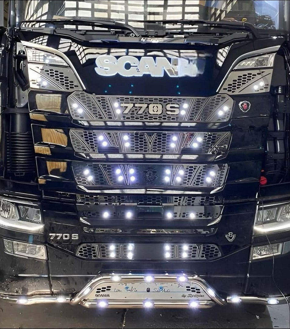 KIT INOX FRONTALE SCANIA S CILINDRI MOTORE C/PREDISP. LED SATINATA