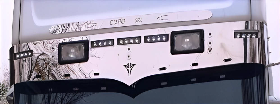 RIVESTIMENTO INOX SU VISIERA SCANIA A PUNTA CON FORI LED