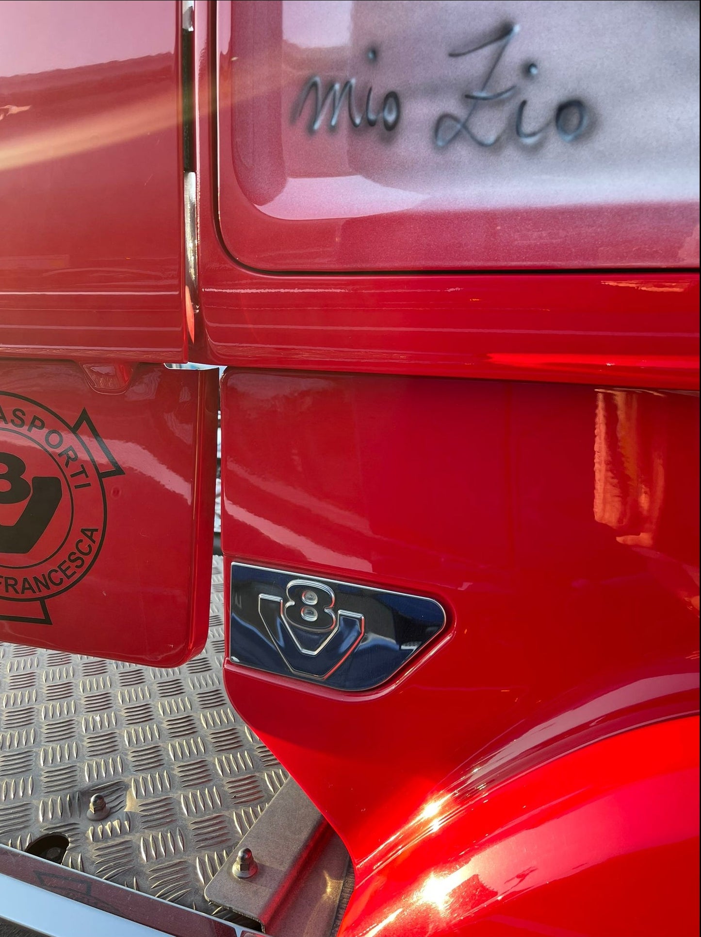 COPPIA APPLICCO SOTTO CABINA SCANIA CON SCRITTA V8