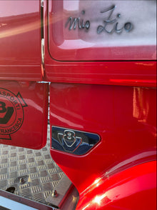 COPPIA APPLICCO SOTTO CABINA SCANIA CON SCRITTA V8